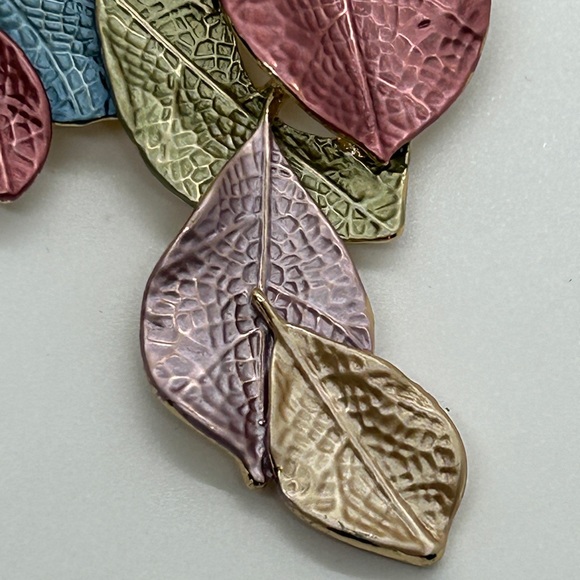 Gold metal chain with metal leaves in cluster - Picture 6 of 8